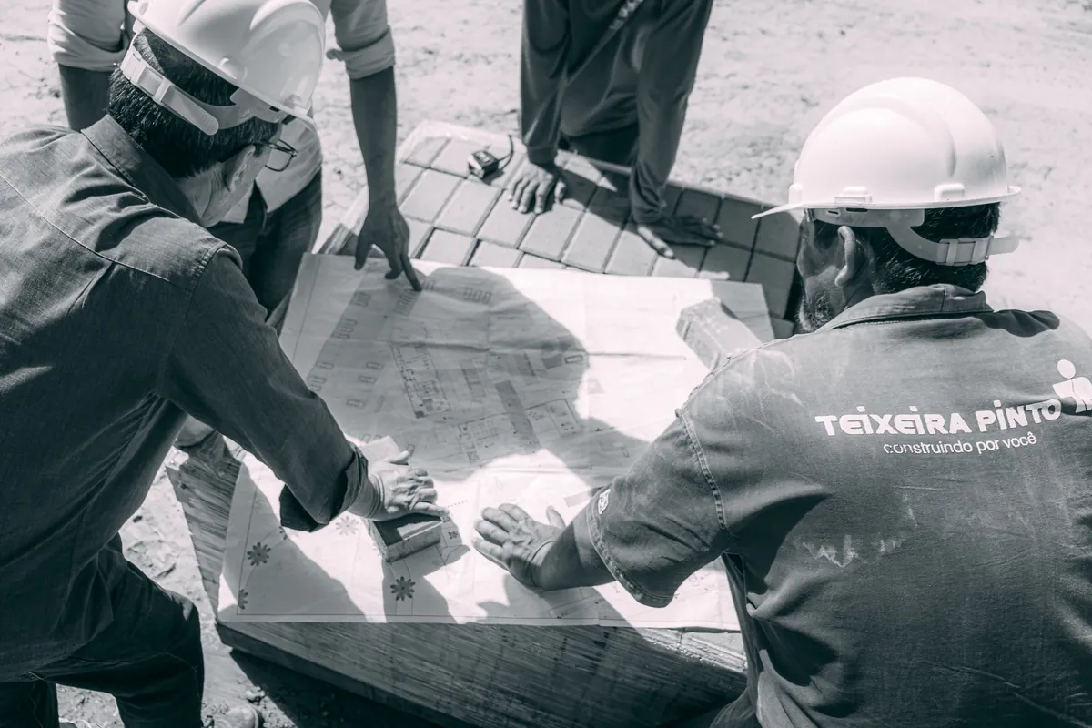 Equipe da Teixeira Pinto revisando o projeto em obra (foto real)