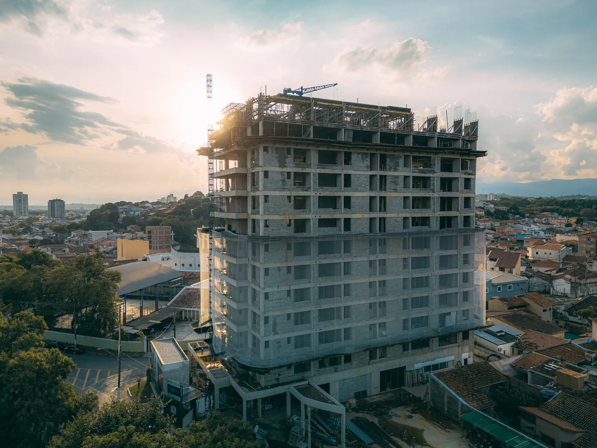Edifício da Teixeira Pinto em obras, visto de drone ao entardecer (foto real)