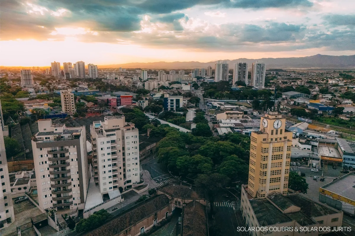 Vista aérea de Taubaté, com edifícios da Teixeira Pinto (foto real)